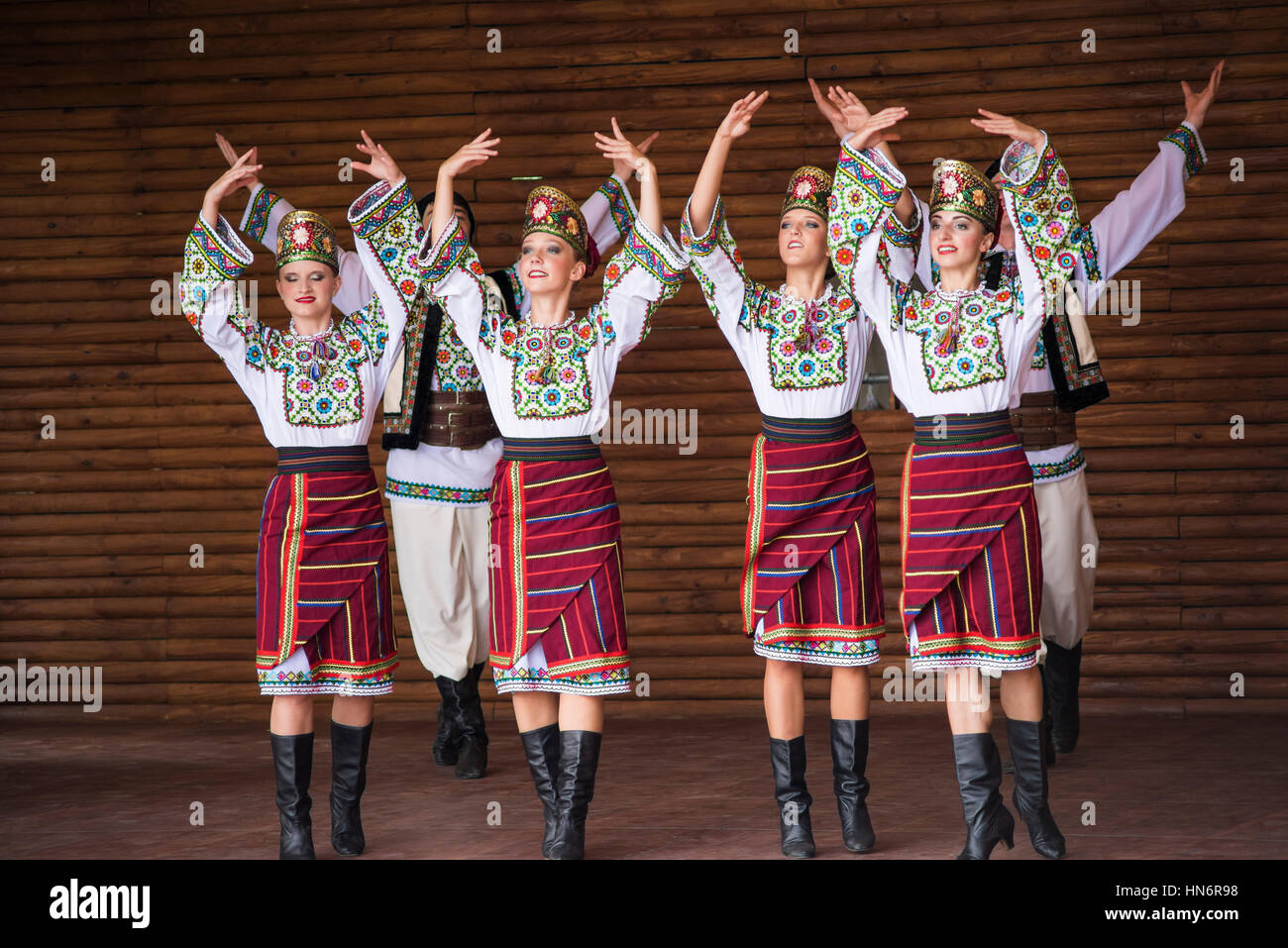 Silver Spring, Vereinigte Staaten - 17. September 2016: Ukraina School of Dance Ensemble Teenager aus Toronto, Kanada, gekleidet in traditionellen rot bestickt Ukrainisch Stockfoto