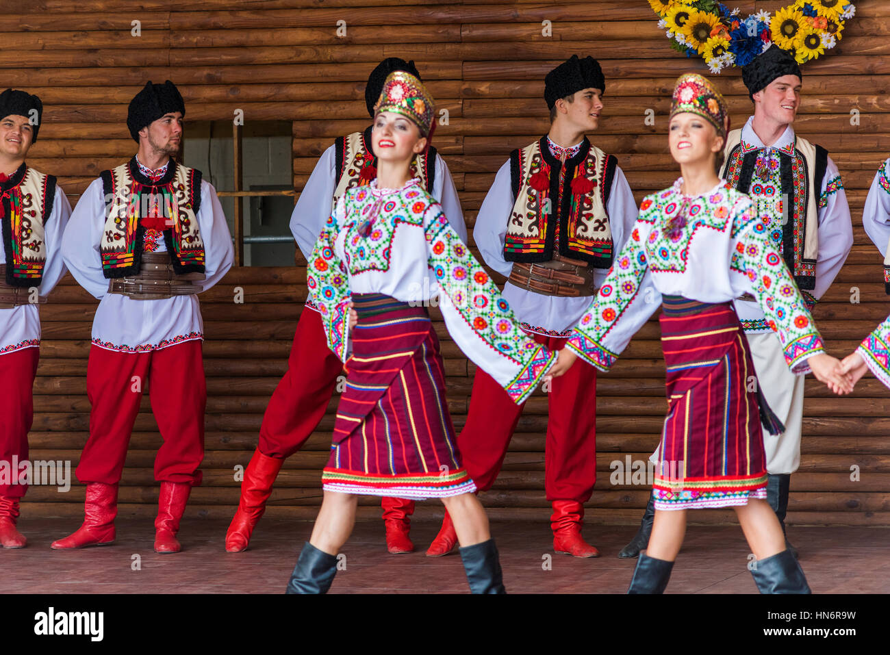 Silver Spring, Vereinigte Staaten - 17. September 2016: Ukraina School of Dance Ensemble Teenager aus Toronto, Kanada, gekleidet in traditionellen rot bestickt Ukrainisch Stockfoto