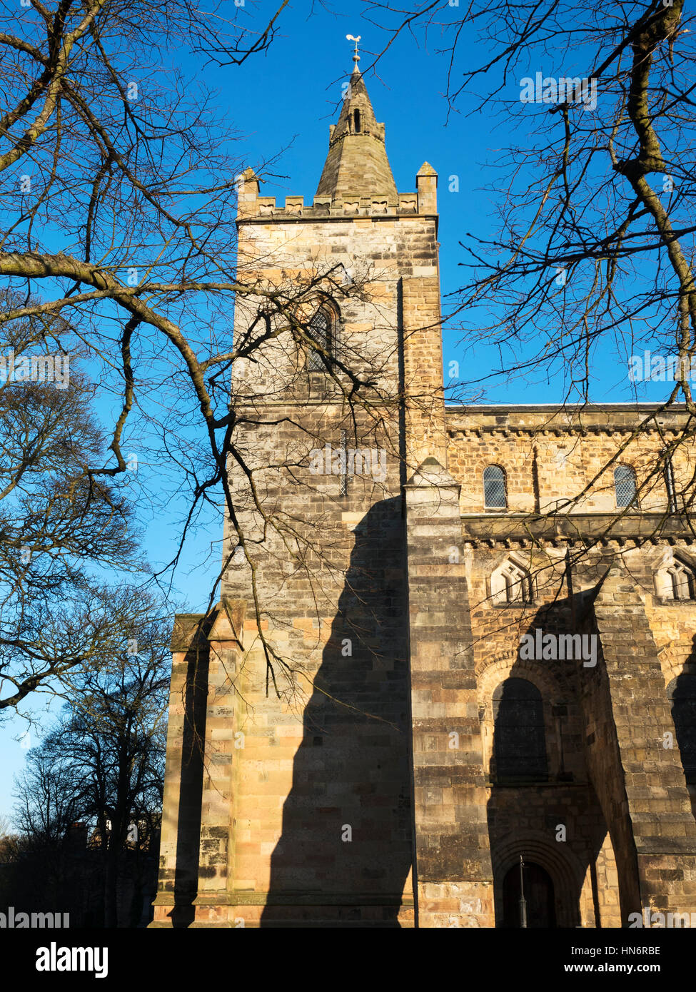 Turm an das romanische Langhaus in der Dunfermline Abbey in Winter Dunfermline Fife Schottland Stockfoto