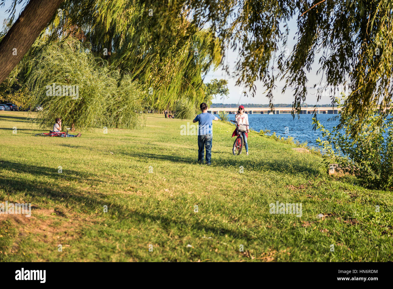 Washington DC, USA - 25. September 2016: Asiatische paar mit Fahrrad fotografieren im West Potomac Park Fluss Stockfoto