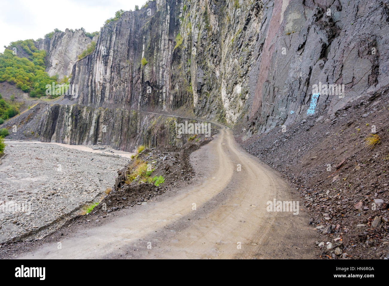 Gefährlich und schmalen Weg über die Felsen Lahich, Aserbaidschan Stockfoto