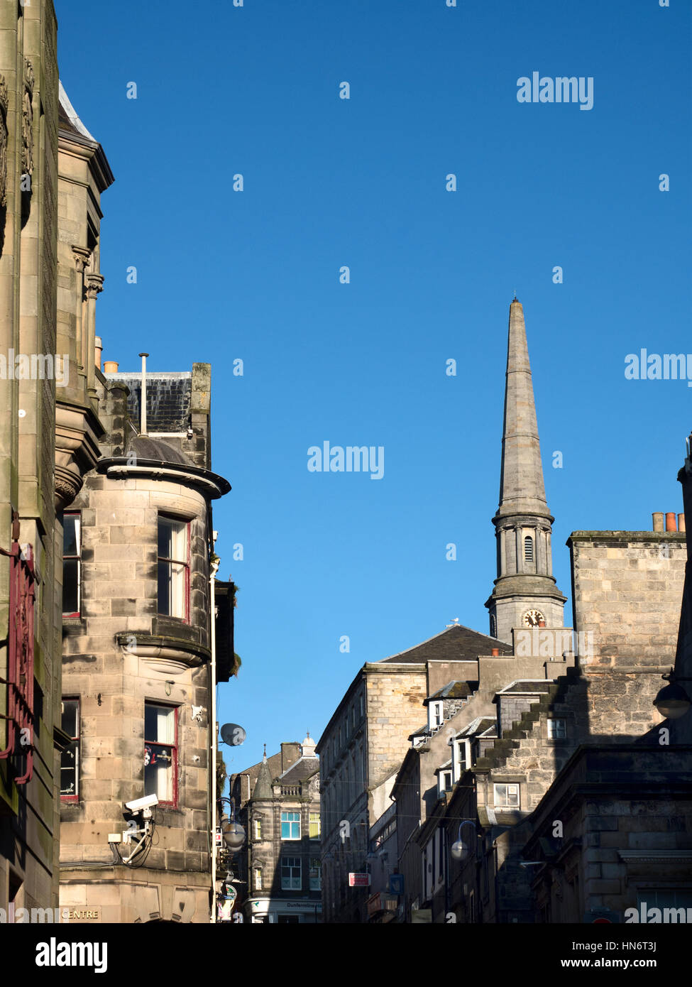 Blick entlang der St Margaret Street auf die alte Guildhall und Linene Austausch Dunfermline Fife Schottland Stockfoto