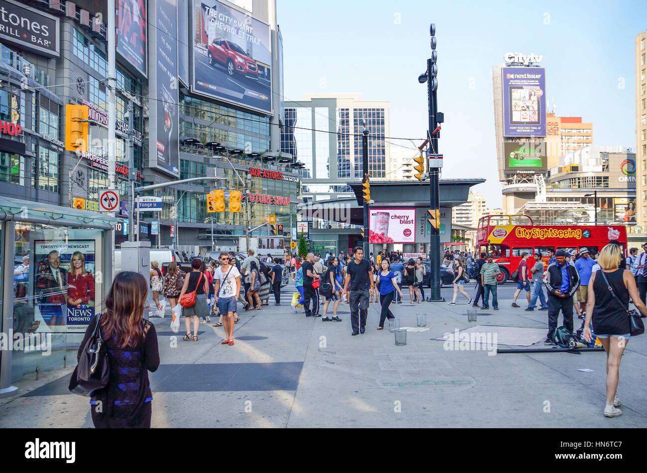 Toronto, Kanada - 22. Juli 2014: Yonge-Dundas Square oder Dundas Square in der Innenstadt mit vielen Menschen Stockfoto