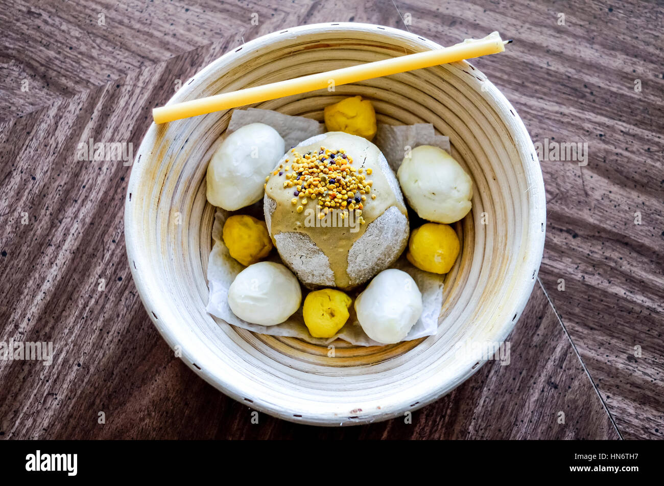 Osterkorb mit Kulich Kuchen und Eiern (Vegan oder Vegetarain Version) Stockfoto