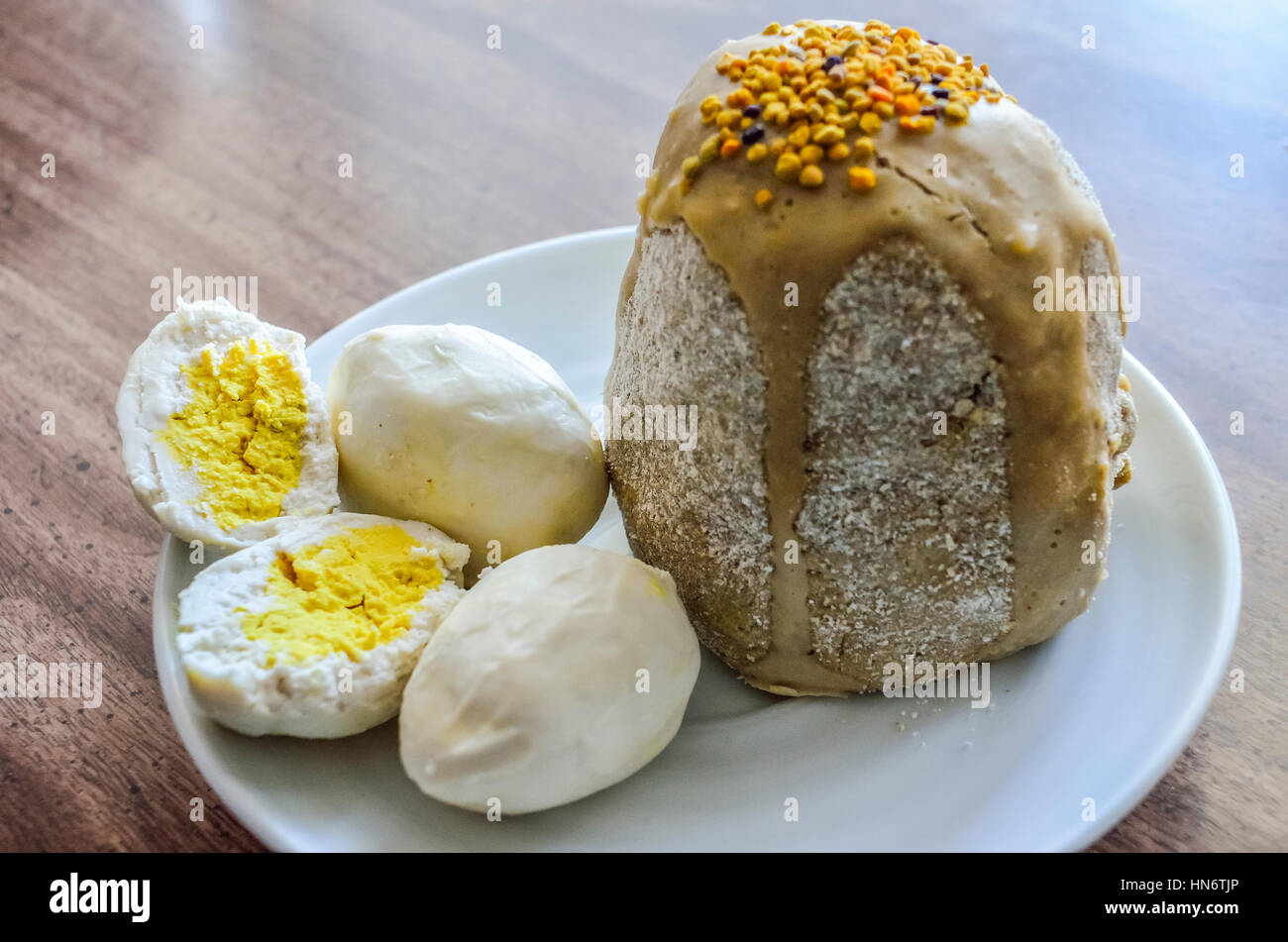 Ostern Essen mit Kulich Kuchen und Eiern (Vegan oder Vegetarain Version) Stockfoto