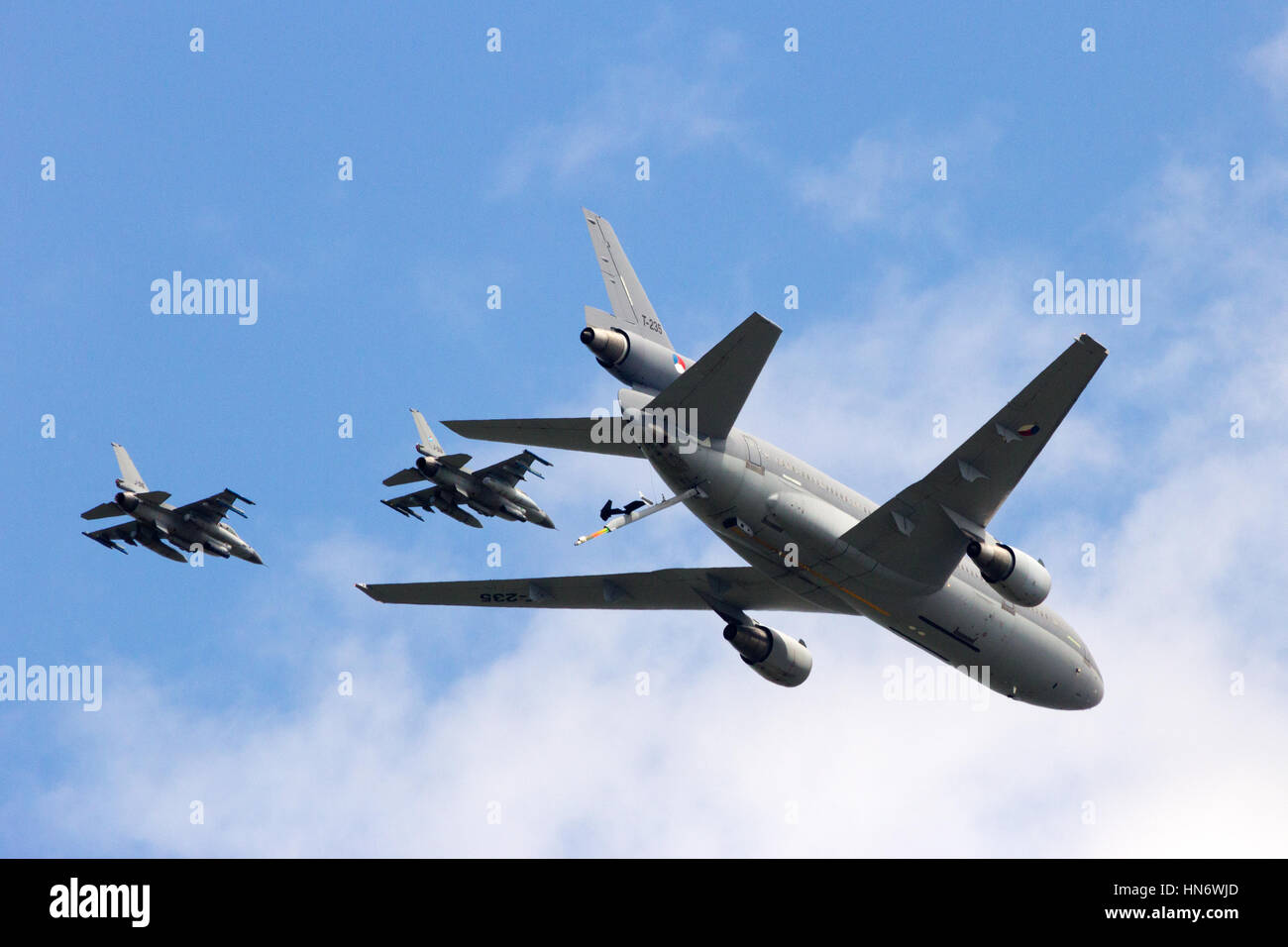 VOLKEL, Niederlande - 15 Juni: RNLAF F-16 und KC-10 Vorbeiflug an der niederländischen Luftwaffe Tag der offenen Tür am 15. Juni 2013 in Volkel, Niederlande Stockfoto VOLKEL, Niederlande - 15 Juni: RNLAF F-16 und KC-10 Vorbeiflug an der niederländischen Luftwaffe Tag der offenen Tür am 15. Juni 2013 in Volkel, Niederlande Stockfoto