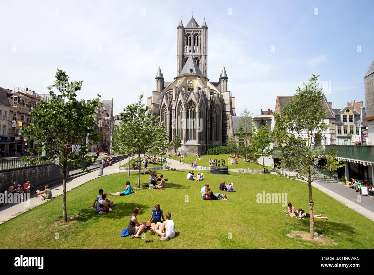 Gent, Belgien - 18. Juni 2013: Blick auf die St. Bavos Kathedrale von Gent. Die Stadt ist eine Gemeinde in der flämischen Region Belgiens. Stockfoto