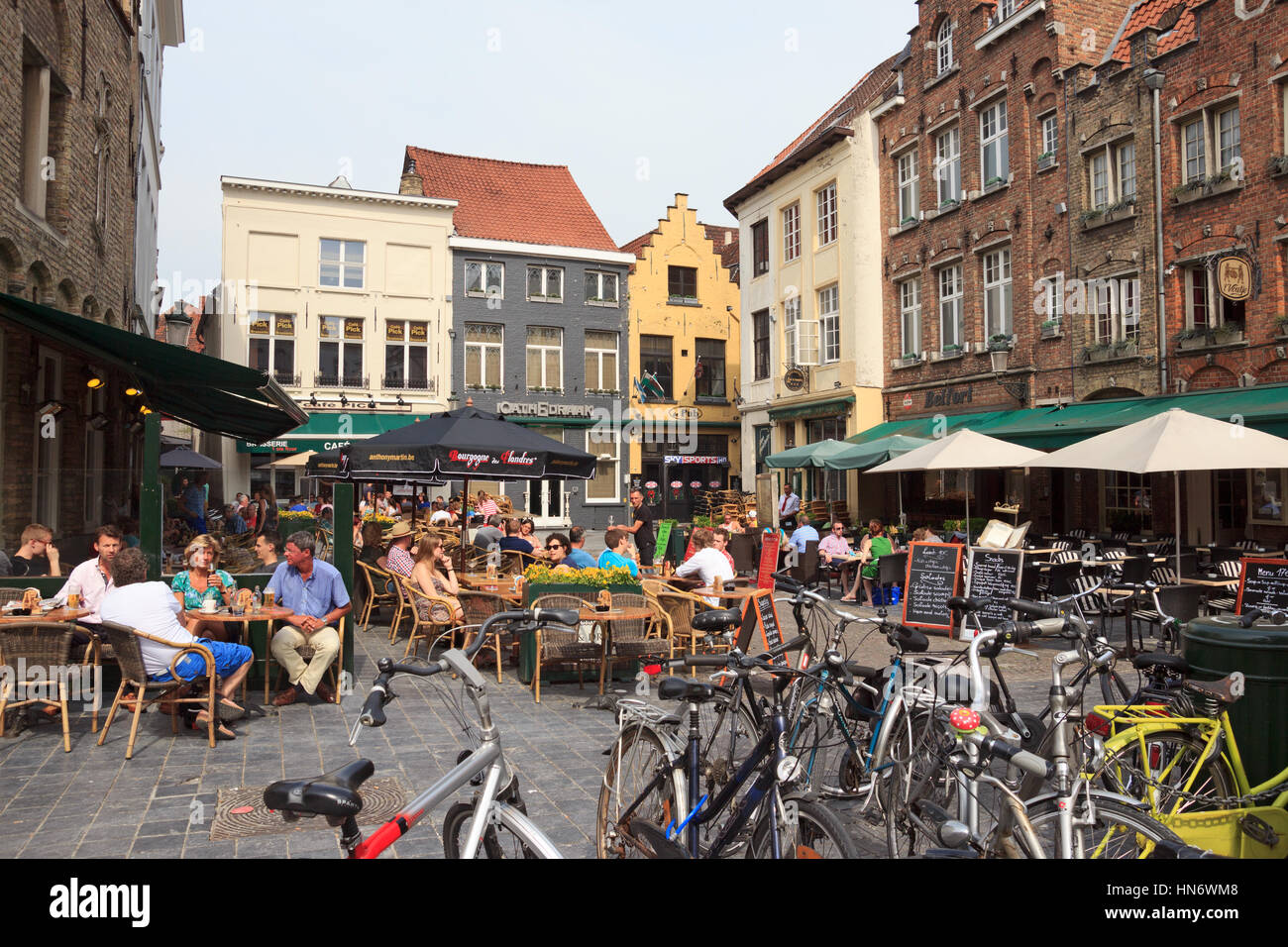 Brügge, Belgien - Juni 18: Touristen genießen ihren Aufenthalt in den Einkaufsstraßen in Brügge, Belgien am 18. Juni 2013. Das historische Stadtzentrum von Brügge Stockfoto