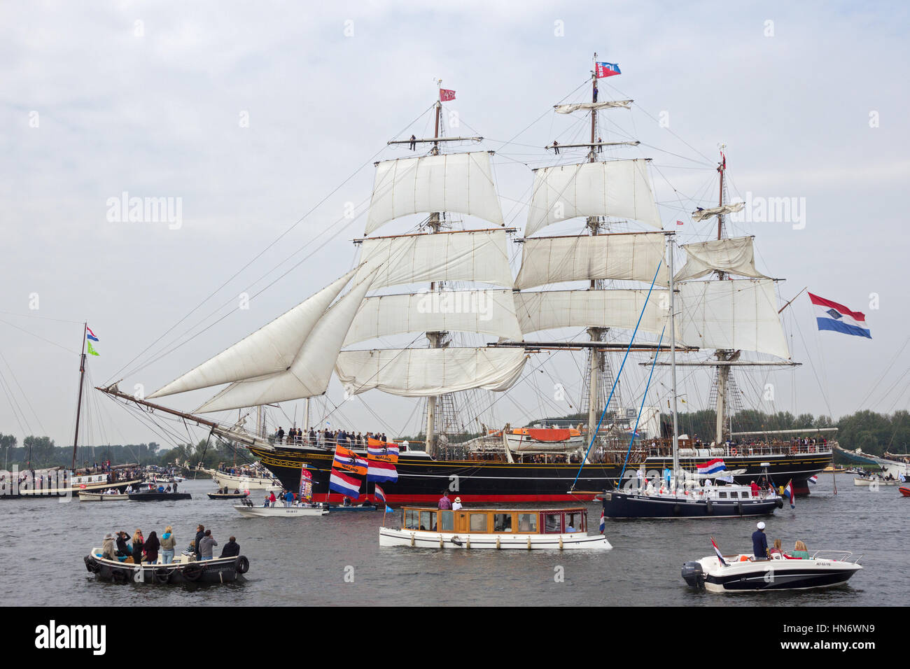 AMSTERDAM, Niederlande - 19. August 2015: Segeln Clipper "Stad Amsterdam" in den Nordseekanal auf dem Weg nach Amsterdam zu Particiate im Segel Schiff Stockfoto