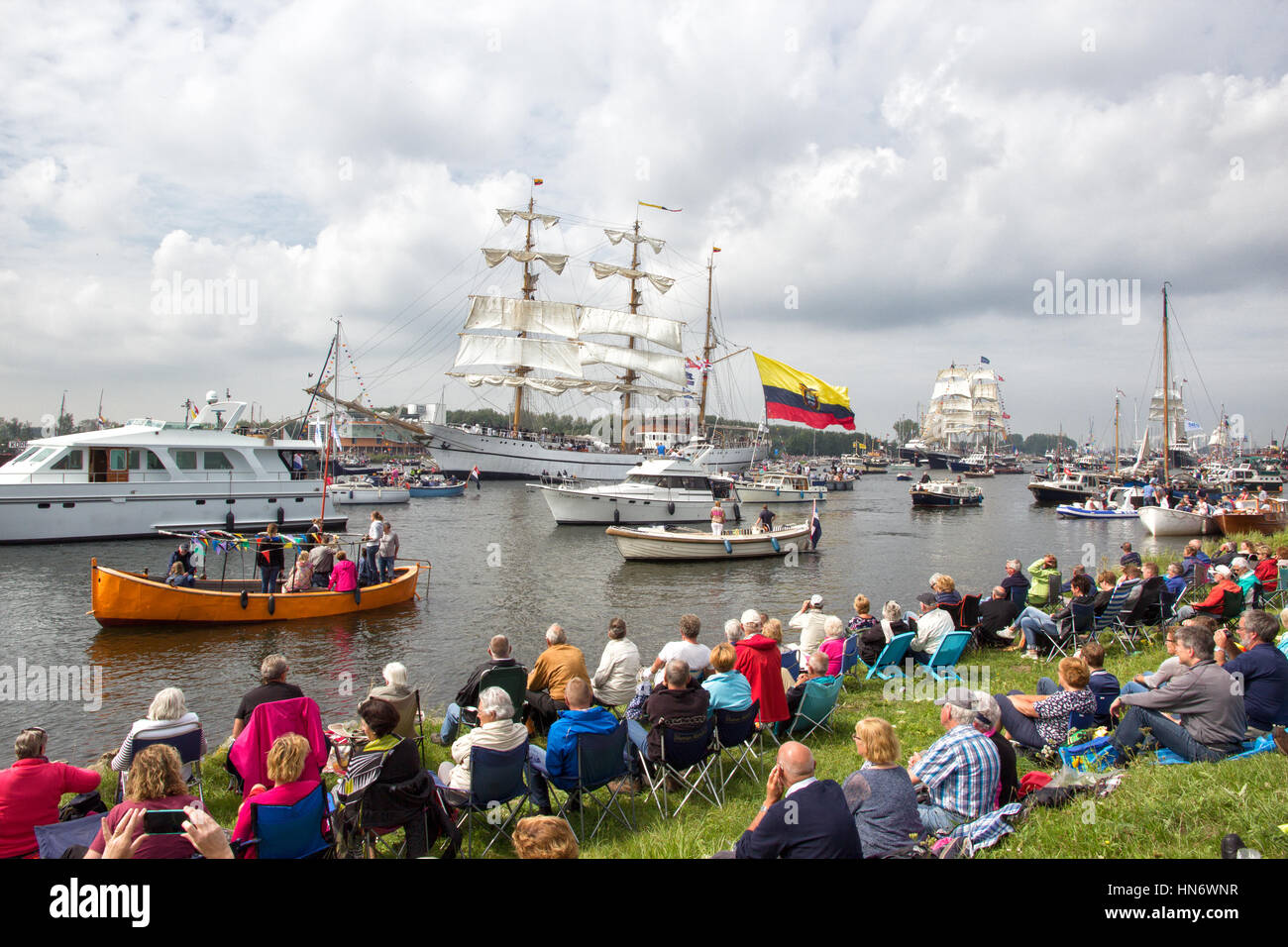 AMSTERDAM, Niederlande - 19. August 2015: Leute beobachten Schiffe vorbei in den Nordseekanal auf dem Weg nach Amsterdam, Particiate SAIL 2015 Stockfoto