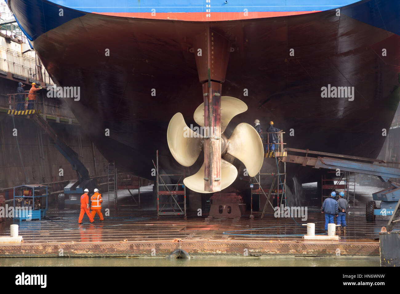 ROTTERDAM, Niederlande - SEP 5, 2015: Arbeiter Algue im Schiff Reparatur Trockendock zu entfernen. Stockfoto