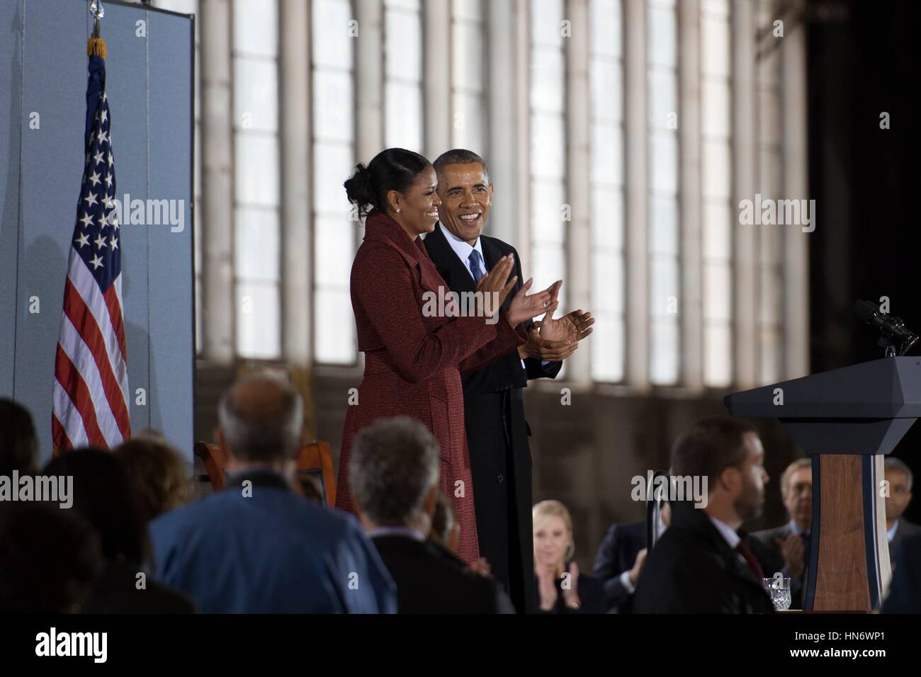 Ehemaliger US-Präsident Barack Obama und ehemalige First Lady Michelle Obama applaudieren der US Air Force Band nach ihrem Auftritt der Nationalhymne in gemeinsame Basis Andrews 20. Januar 2017 in Maryland.     (Foto von Delano Scott / US Air Force über Planetpix) Stockfoto