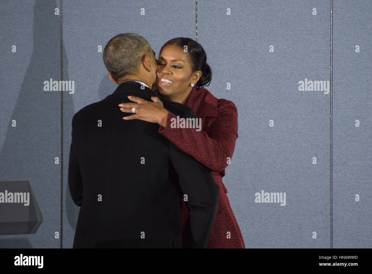 Ehemaliger US-Präsident Barack Obama umarmt seine Frau Michelle Obama nach seiner Abschiedsrede in gemeinsame Basis Andrews 20. Januar 2017 in Maryland.     (Foto: Ryan J. Sonnier / US Air Force über Planetpix) Stockfoto