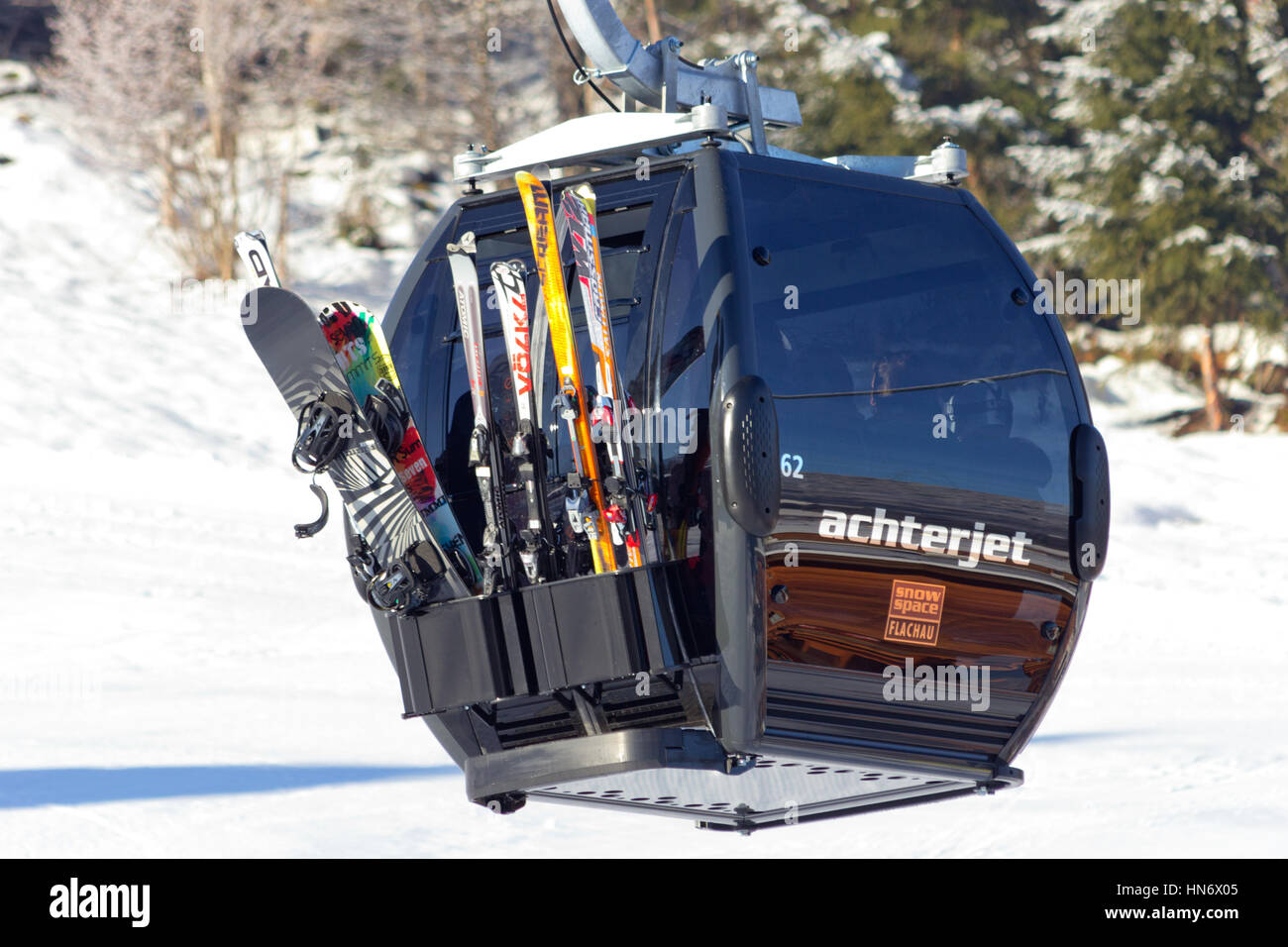 FLACHAU, Österreich - DEC 29: Skilift Kabel Stand der Piste in Flachau, Österreich am 29. Dezember 2012 steigen. Diese Pisten sind Bestandteil der Ski Armada Vernet Stockfoto