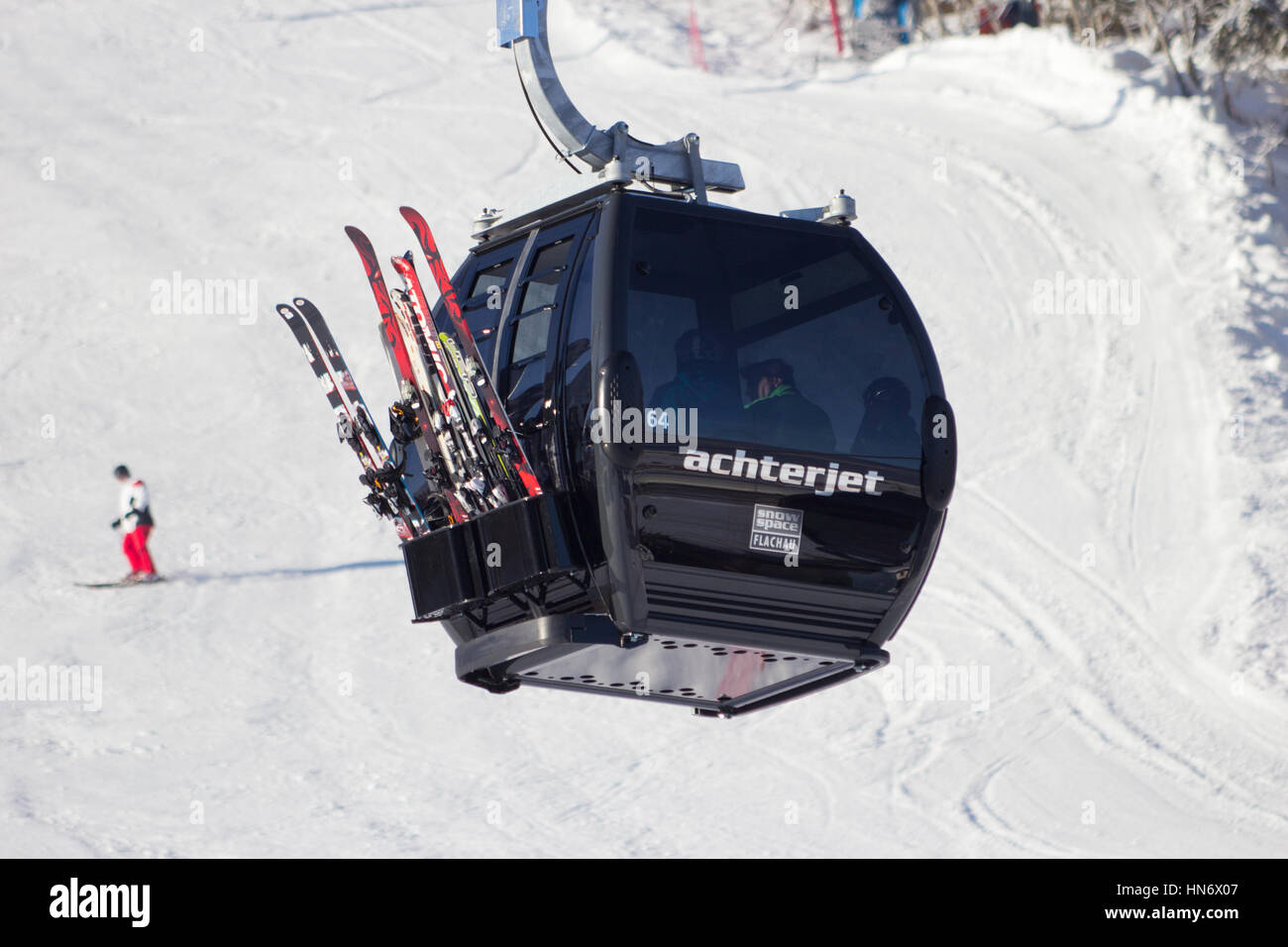 FLACHAU, Österreich - DEC 29: Skilift Kabel Stand der Piste in Flachau, Österreich am 29. Dezember 2012 steigen. Diese Pisten sind Bestandteil der Ski Armada Vernet Stockfoto