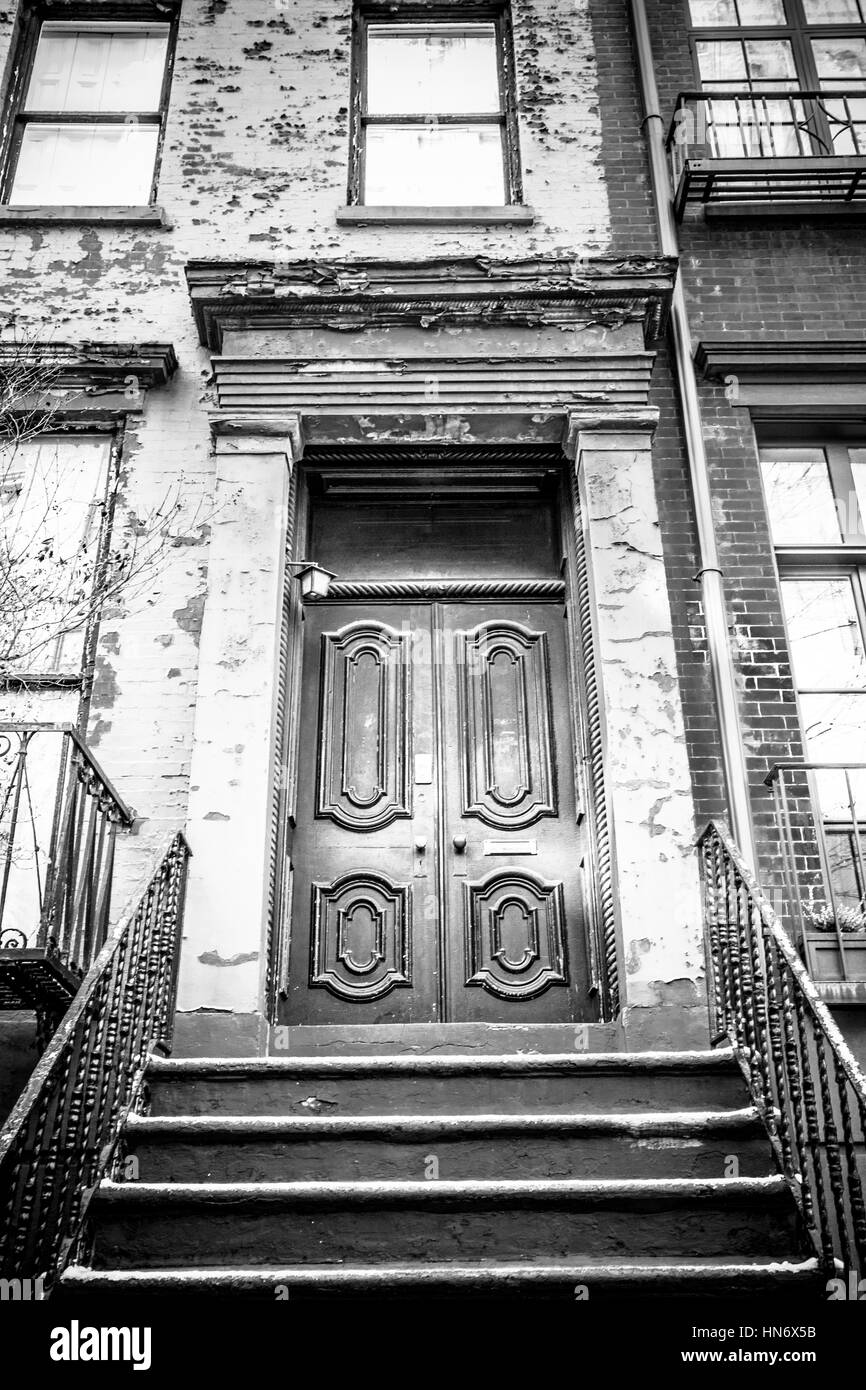 Typische Eingangstür in einem New Yorker Apartmenthaus Heim Stockfoto