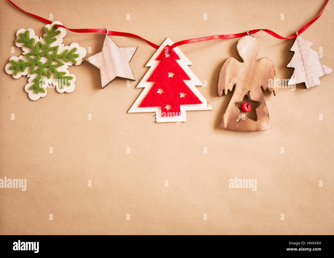 Weihnachtshintergrund mit Girlande aus Holzdekorationen Stockfoto