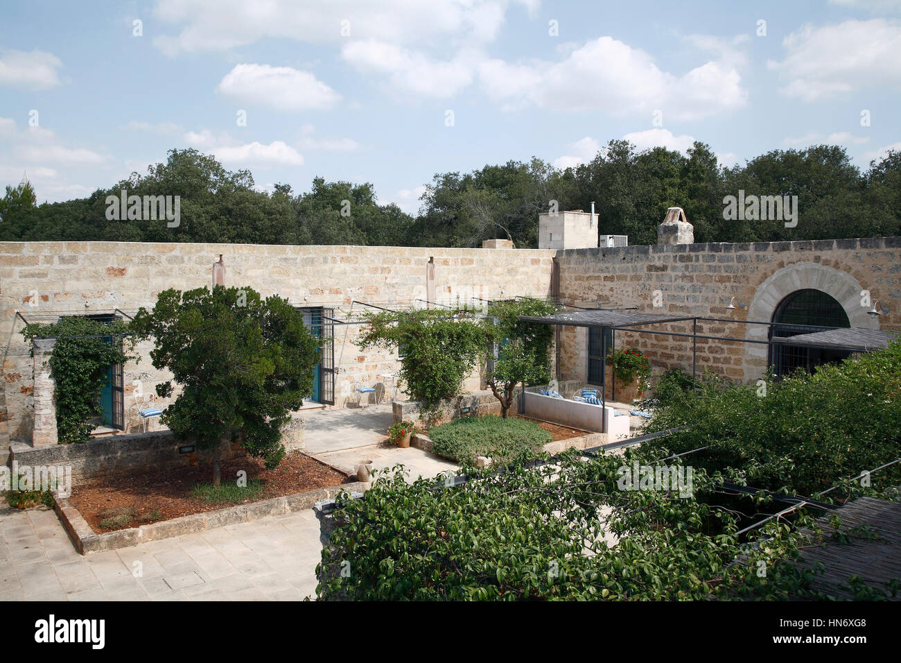 Bauernhof Haus Villa namens Masseria in Tricase Stadt, Apulien, Italien, Blick auf den breiten privaten Innenhof Stockfoto