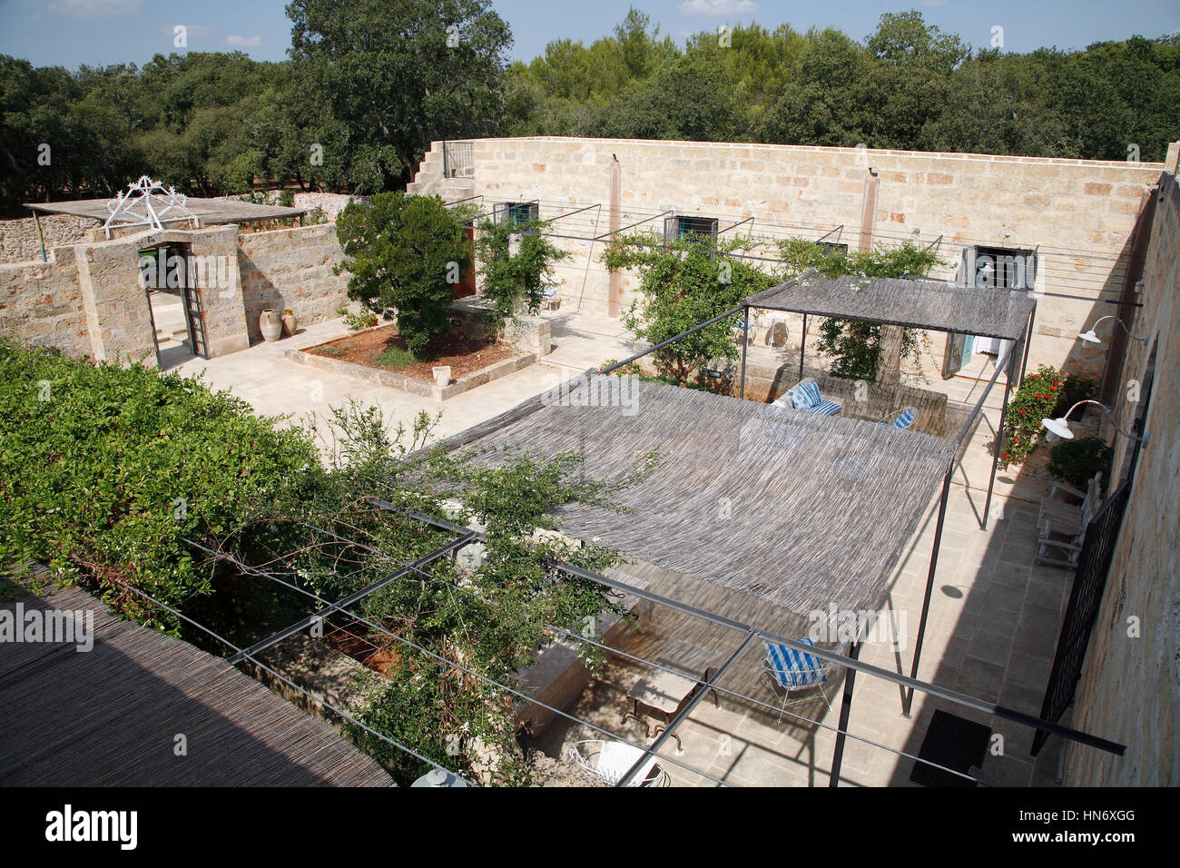 Bauernhof Haus Villa namens Masseria in Tricase Stadt, Apulien, Italien, Blick auf den breiten privaten Innenhof Stockfoto