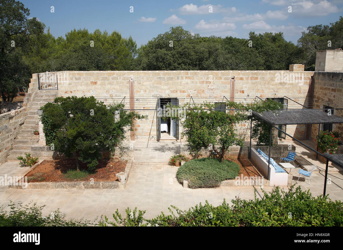 Bauernhof Haus Villa namens Masseria in Tricase Stadt, Apulien, Italien, Blick auf den breiten privaten Innenhof Stockfoto
