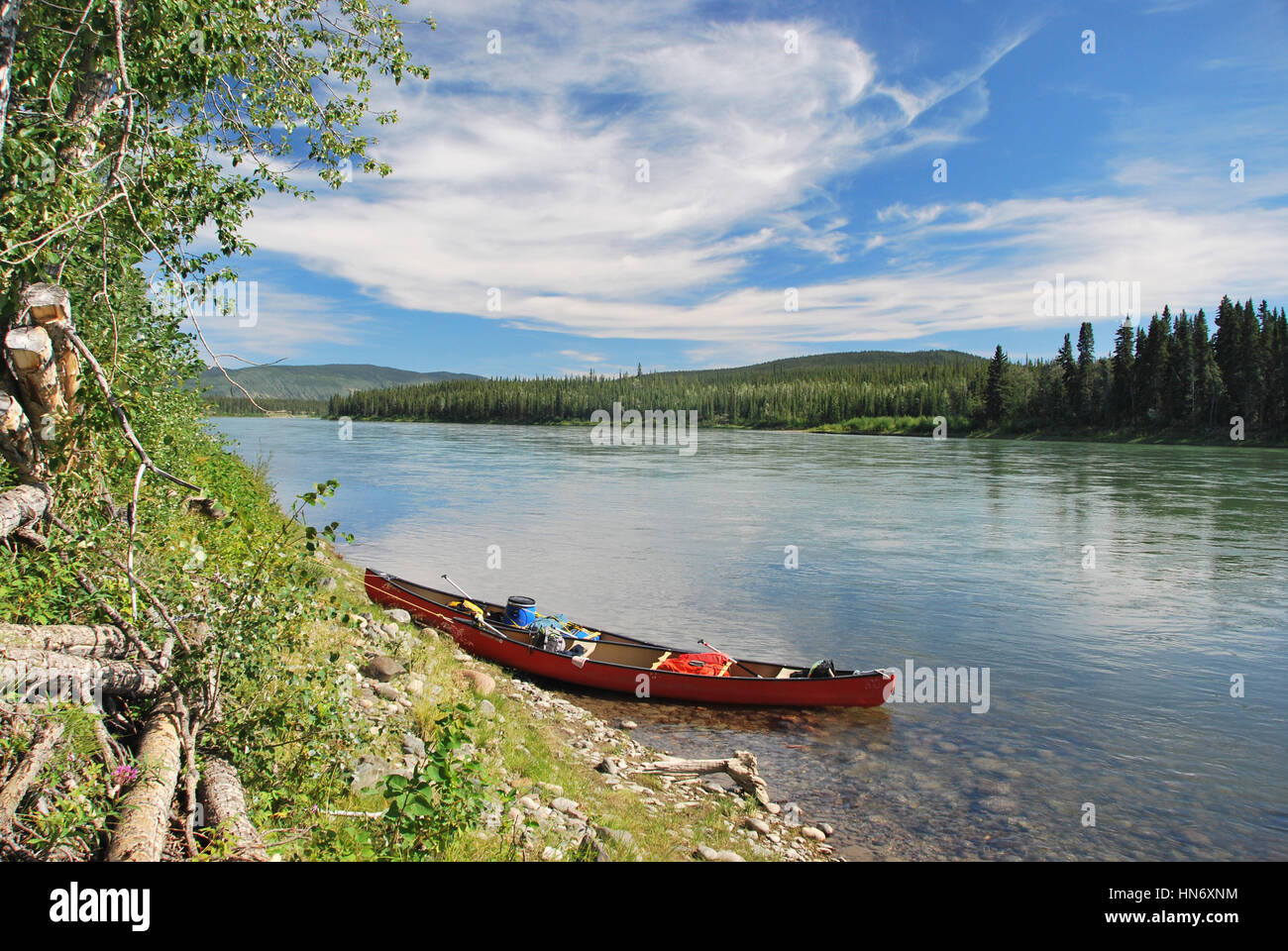 Rot geschleppt und Kanu auf dem Yukon River aufgegeben Stockfoto