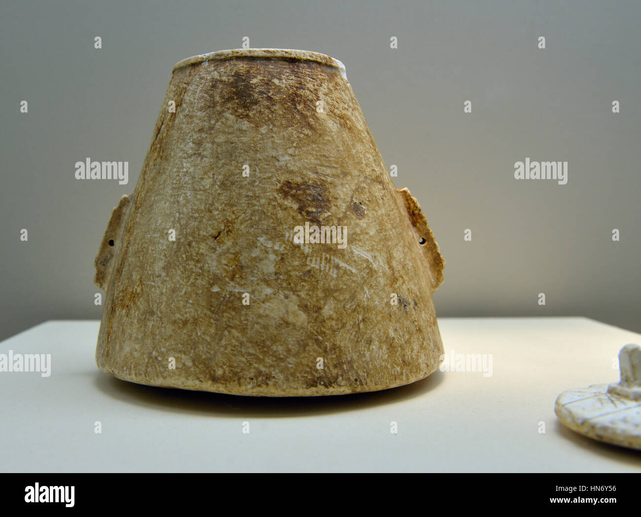 Konische Vase. Qaryatal-Faw. 2. bis 1. Jahrhundert BCE. Kalkstein. Abteilung Archaecology, König-Saud-Universität, Riyadh. Saudi-Arabien Stockfoto
