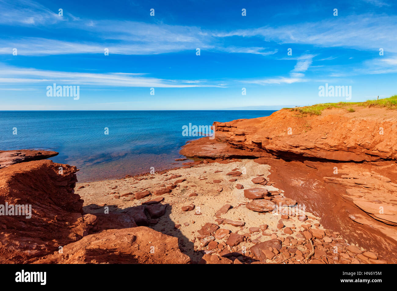 Rot, felsige Küste mit Bucht in Prince Edward Island National Park, in der Nähe von Cavendish, Nord Küste von PEI, Kanada Stockfoto