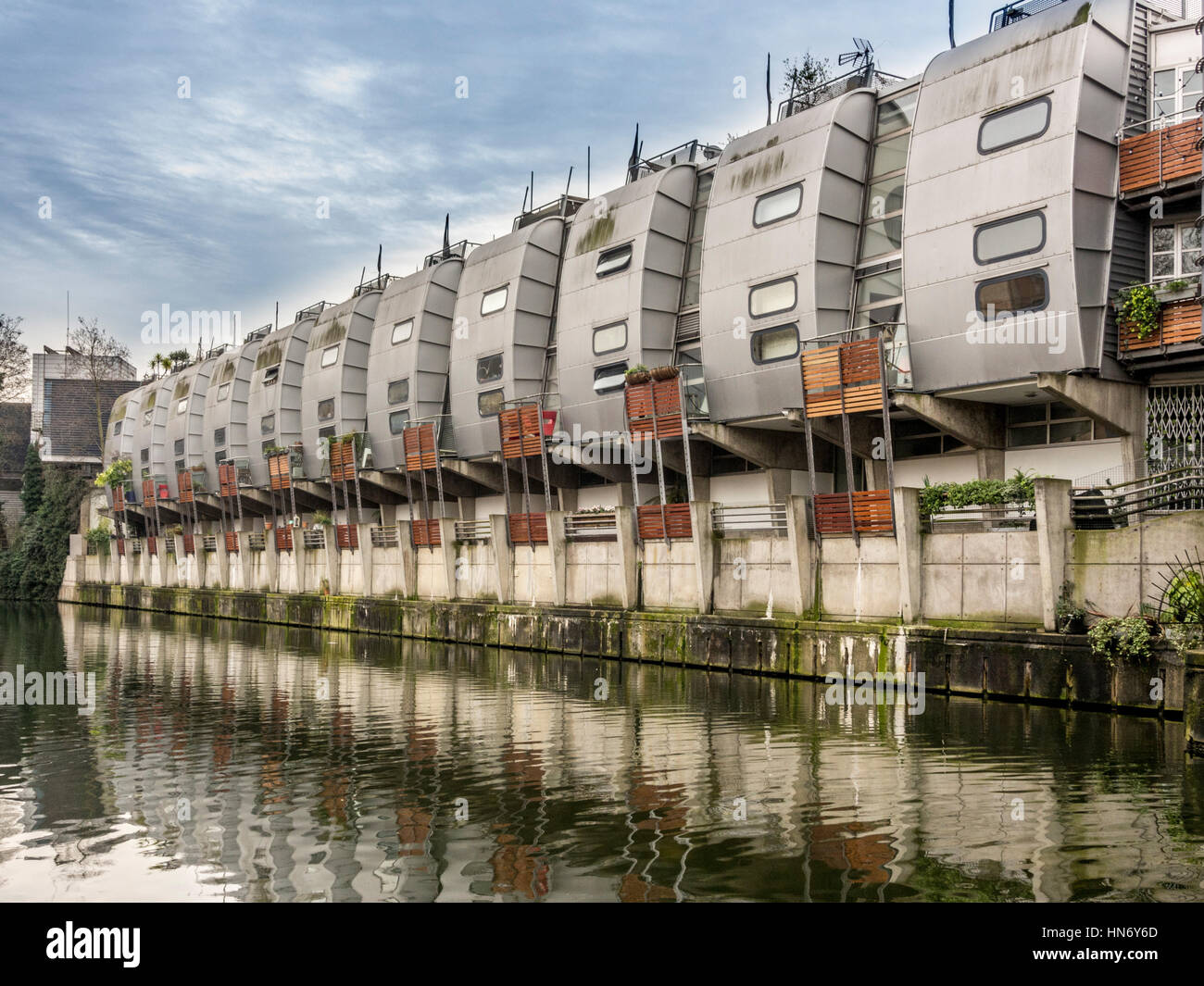 Eine Reihe von Stadthäusern, die 1988 nach einem Entwurf des renommierten Architekten Sir Nichola Grimshaw am Canal Grande erbaut wurden. London. Stockfoto