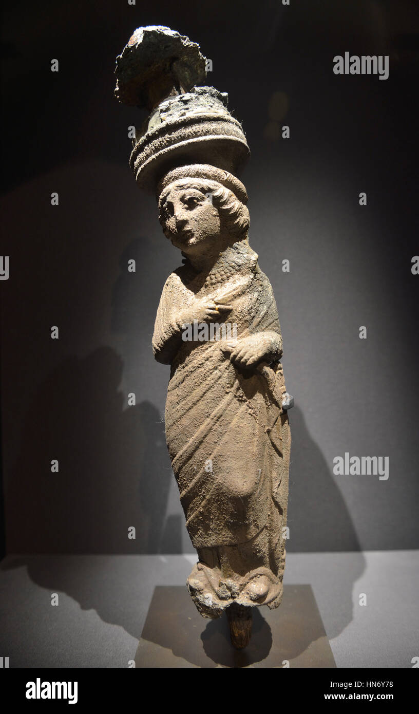 Anthropomorphe Bein des Bettes. Thaj, Tell al-Zayer. 1. Jahrhundert CE. Eisen, Bitumen und Blei. Nationalmuseum, Riyadh. Saudi-Arabien. Stockfoto