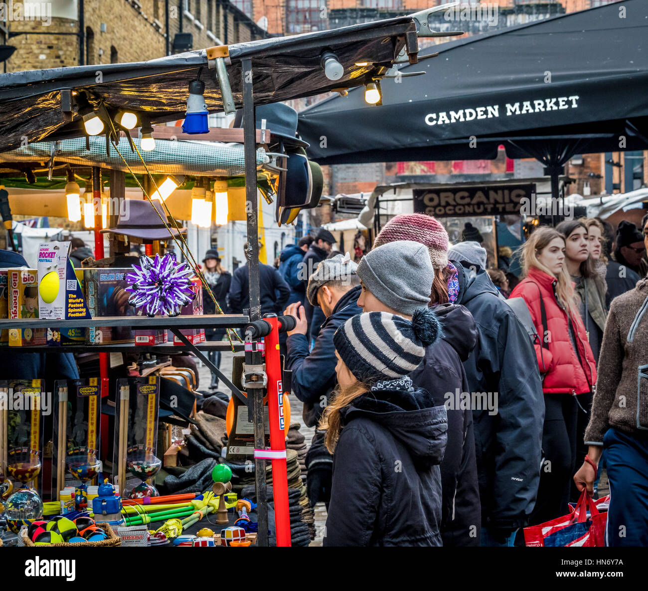 Shopper in Camden Market, London, UK. Stockfoto