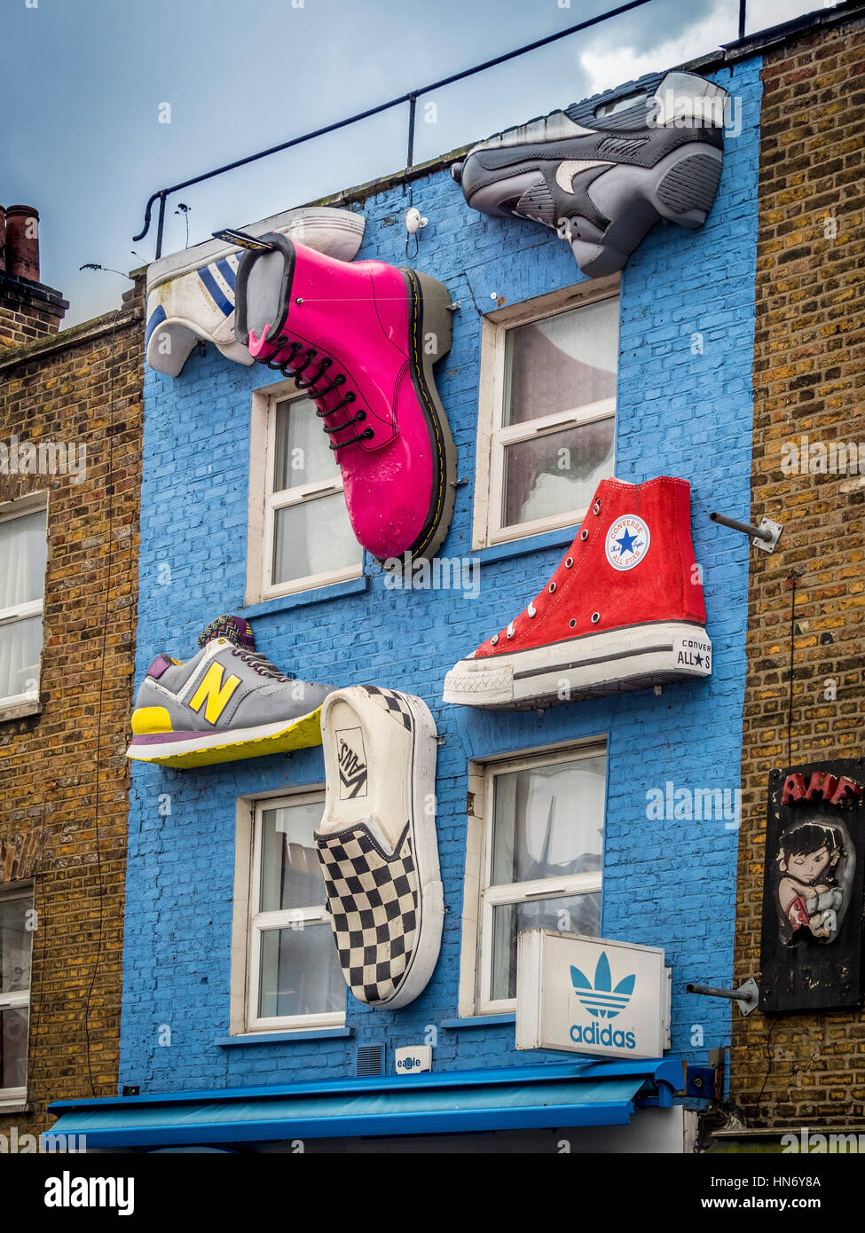 Große Schuhe auf außerhalb Shops in Camden Town Centre, London UK. Stockfoto