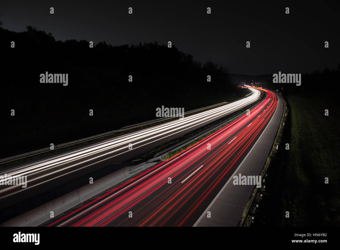 Straße beschossen Langzeitbelichtung verursacht schöne Lichtspuren Stockfoto