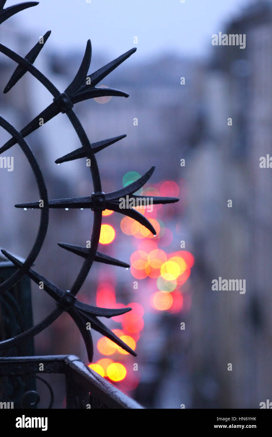 Ein Balkon in Paris mit dem Verkehr im Hintergrund. Stockfoto