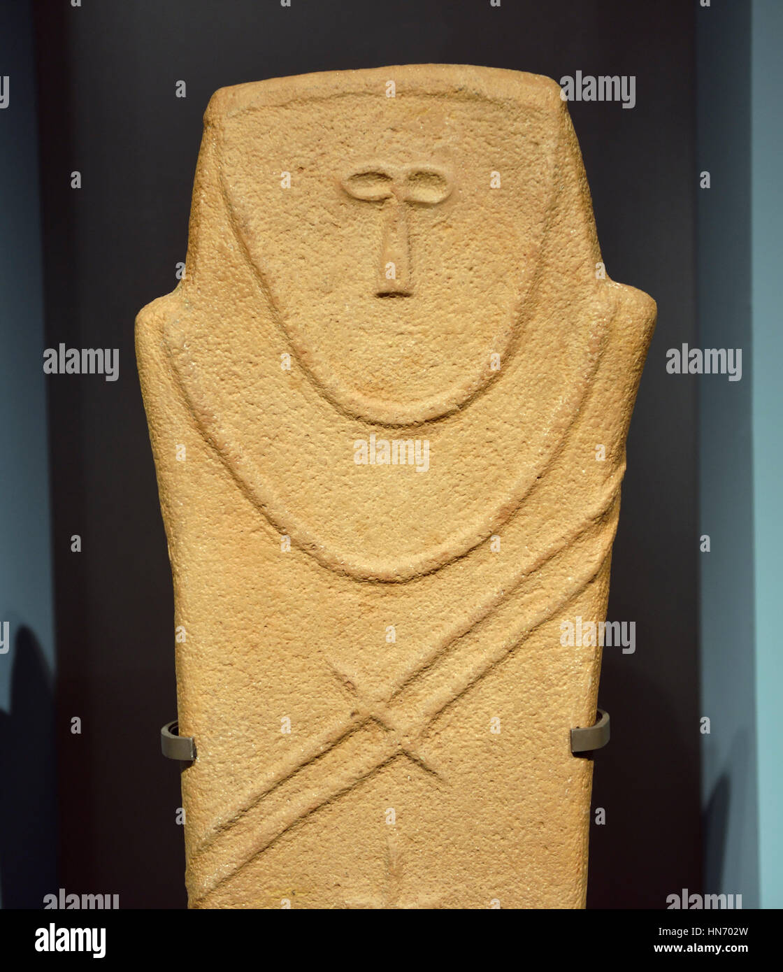 Anthropomorphe Stele Qaryal al-Kaafa, in der Nähe von Ha'il 4. Jahrtausend v. Chr. Sandstein Nationalmuseum, Riyadh Stockfoto