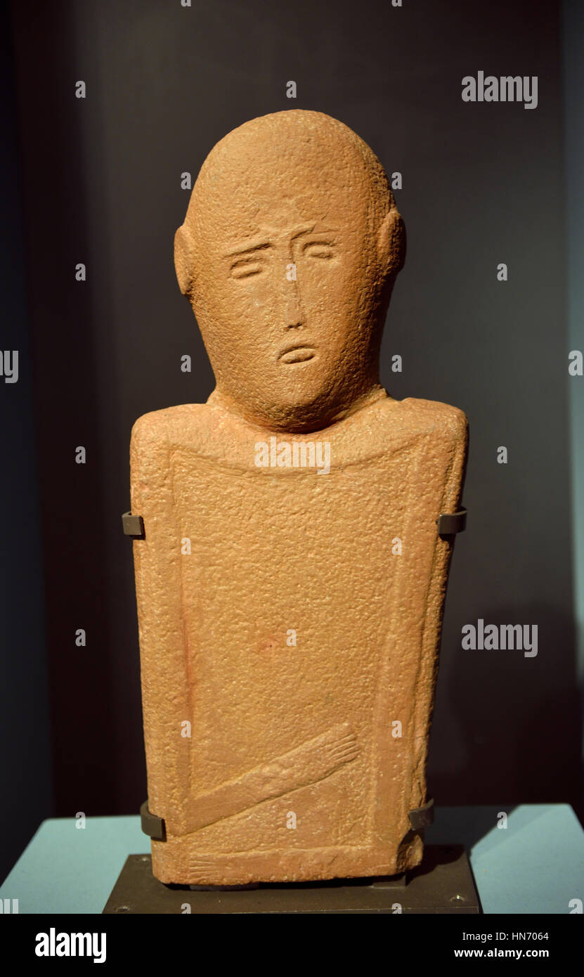 Anthropomorphe Stele. Qaryal al-Kaafa, in der Nähe von Ha'il. 4. Jahrtausend BCE. Sandstein. Nationalmuseum, Riyadh. Saudi-Arabien. Stockfoto