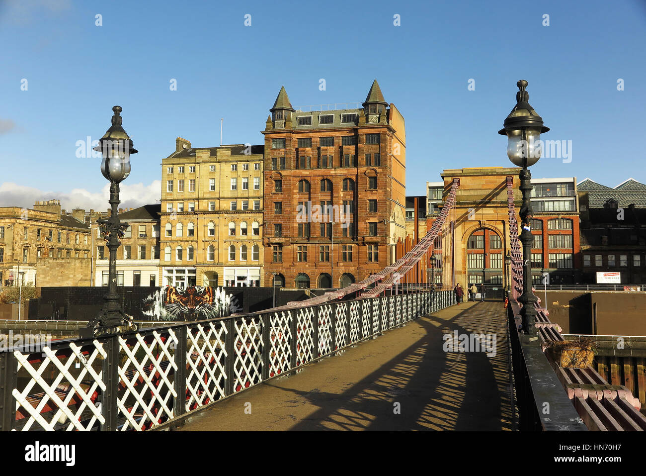 Die Hängebrücke South Portland Street, Glasgow, Schottland die Brücke aus Schmiedeeisen mit gewölbten Sandsteinsäulen hergestellt Stockfoto