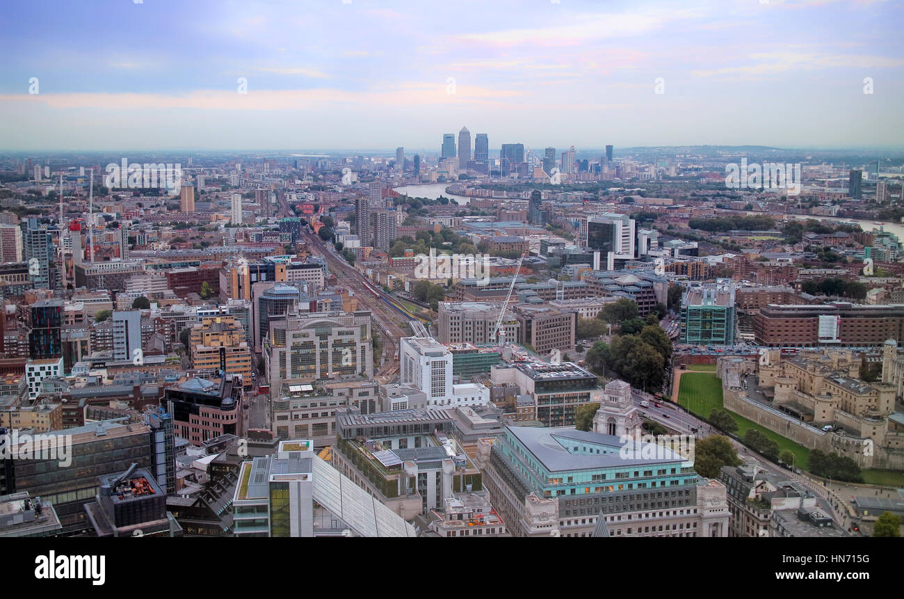 East London Skyline mit Canary Wharf, Themse, Tower Hamlets Borough, neblig, bewölkten Sonnenuntergang. Stockfoto