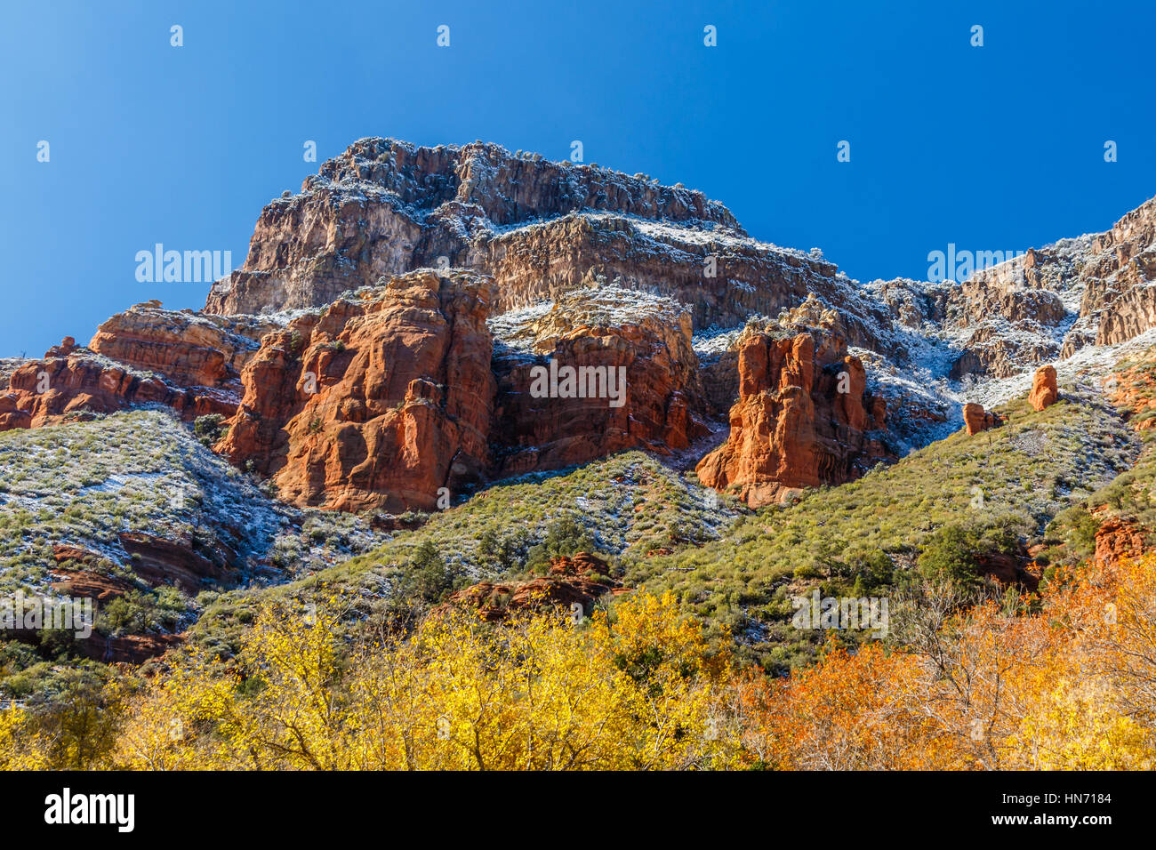Schneebedeckte Hügel und brillante Winterfarben Sedona, Arizona und Umgebung: Stockfoto