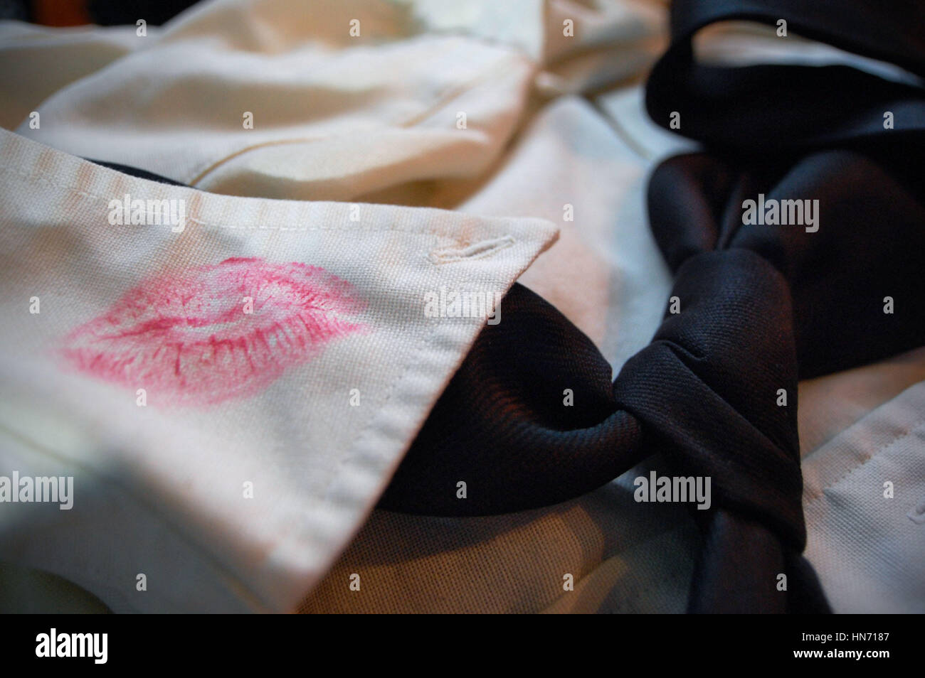 Lippenstift Fleck auf dem Kragen Kleid ein Herrenhemd. Stockfoto