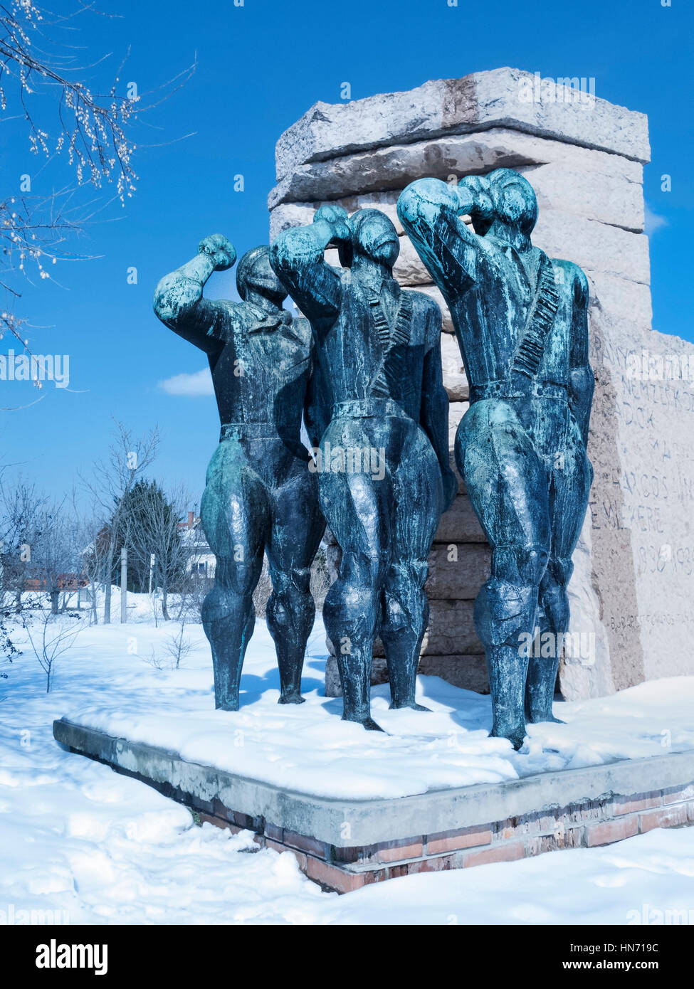 Sowjetischen Gruß, eines der vielen Statuen im Schnee bedeckt Memento Park, Budapest... Stockfoto