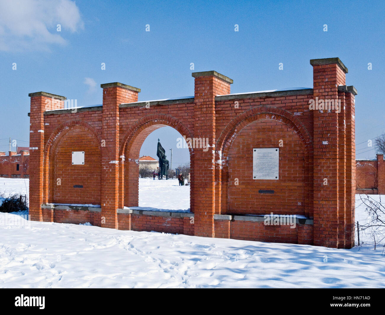 Wand-Denkmal, einer der Statuen im Schnee bedeckt Memento Park, Budapest... Stockfoto