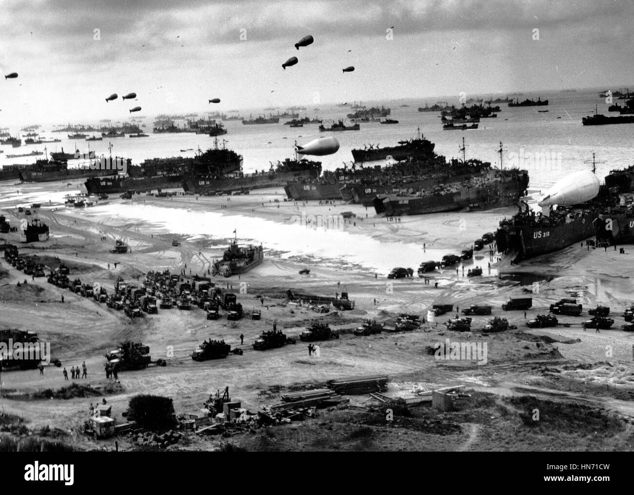 Normandie, Frankreich im Juni 1944. Der Blick auf den Strand mit Schiffen nach der Landung Stockfoto