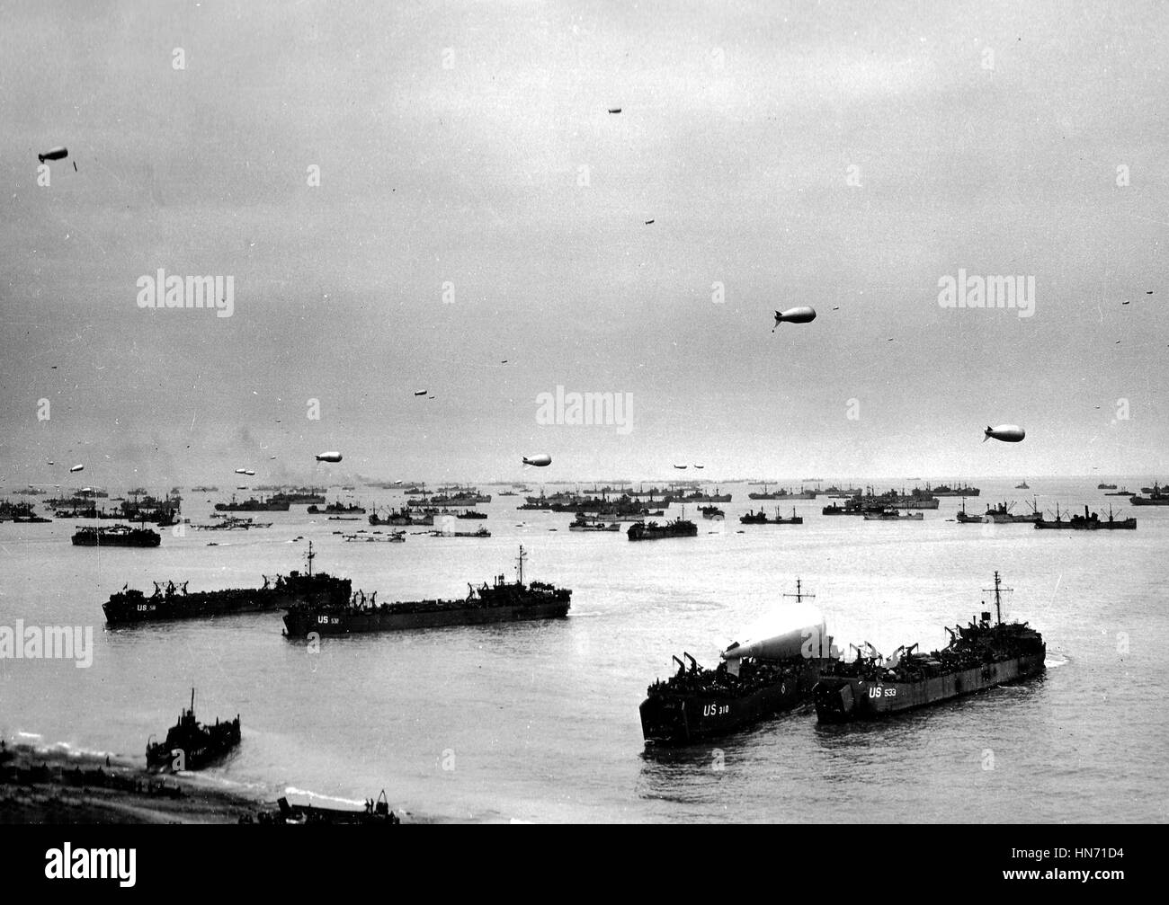 Normandie, Frankreich im Juni 1944. Der Blick auf den Strand mit Schiffen nach der Landung Stockfoto