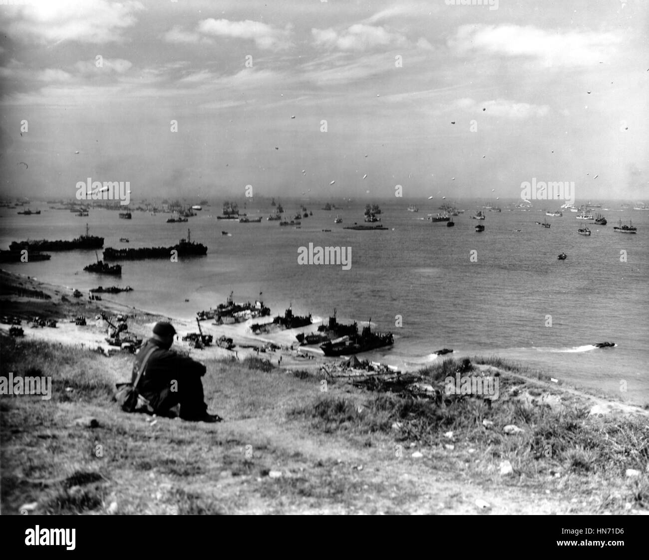 Normandie, Frankreich im Juni 1944. Der Blick auf den Strand mit Schiffen nach der Landung Stockfoto