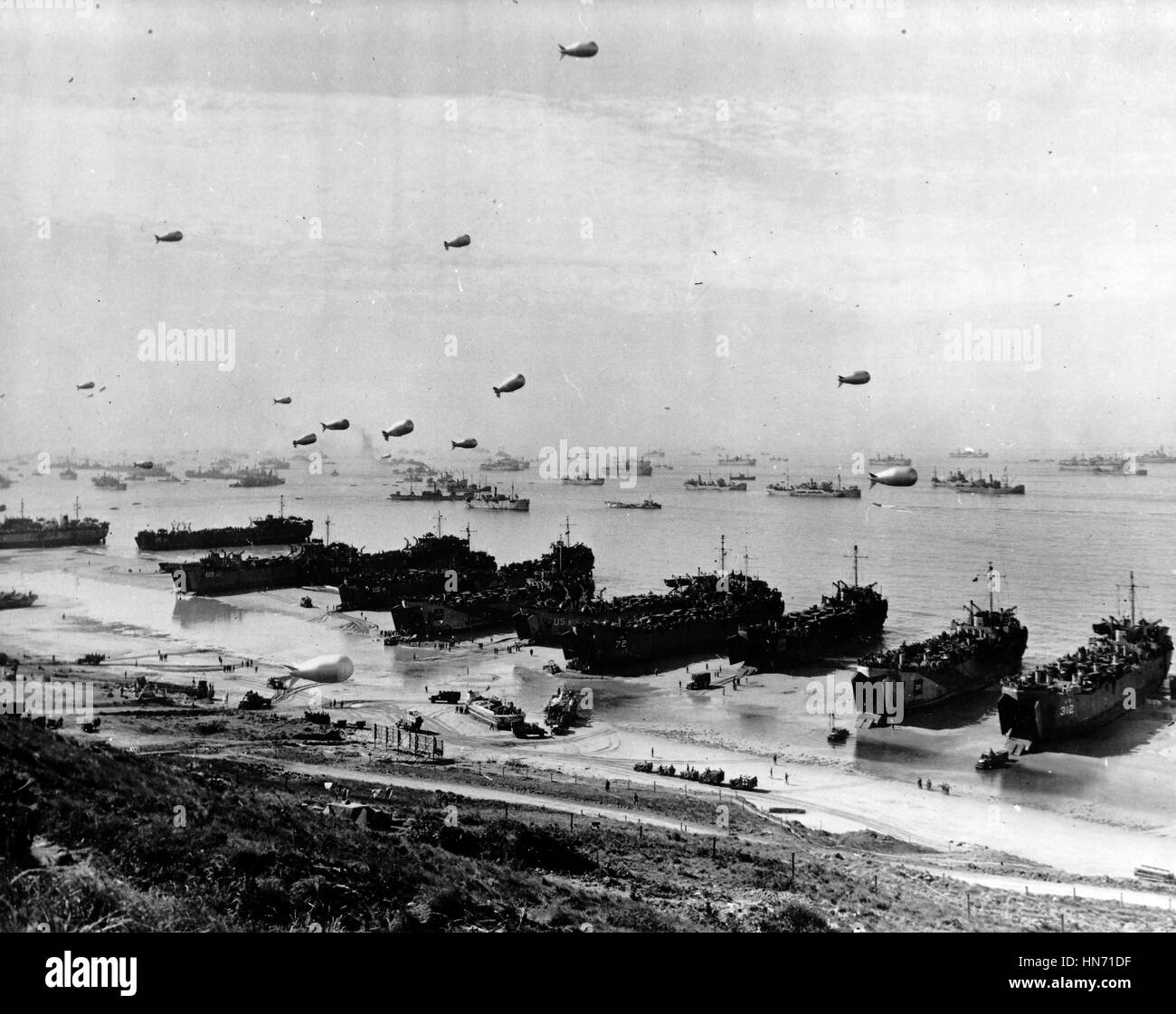 Normandie, Frankreich im Juni 1944. Der Blick auf den Strand mit Schiffen nach der Landung Stockfoto