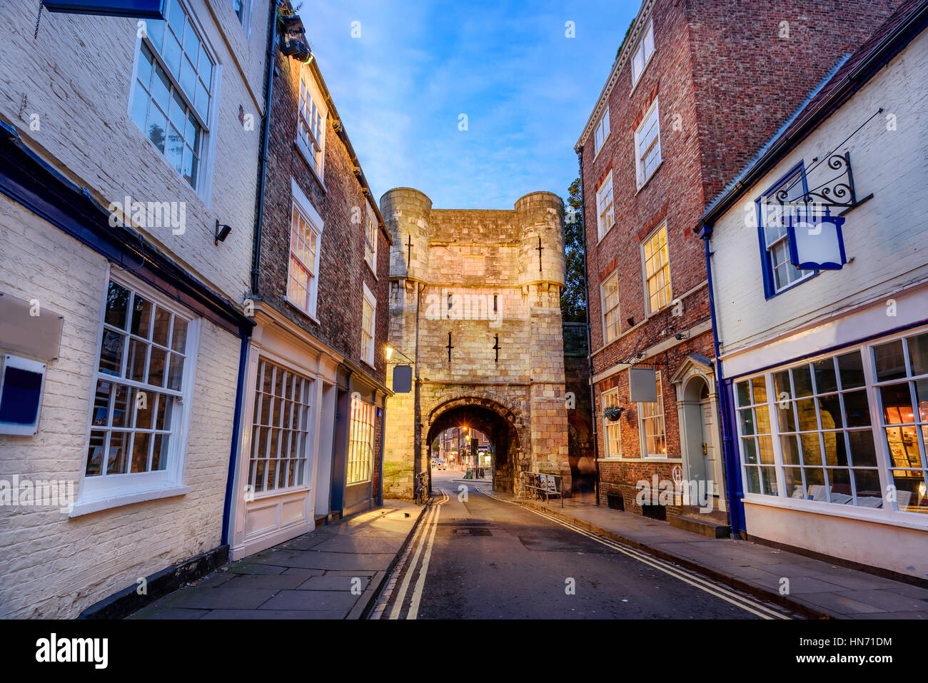 Schmale Straße durch ein Torhaus in der Stadt York. Stockfoto