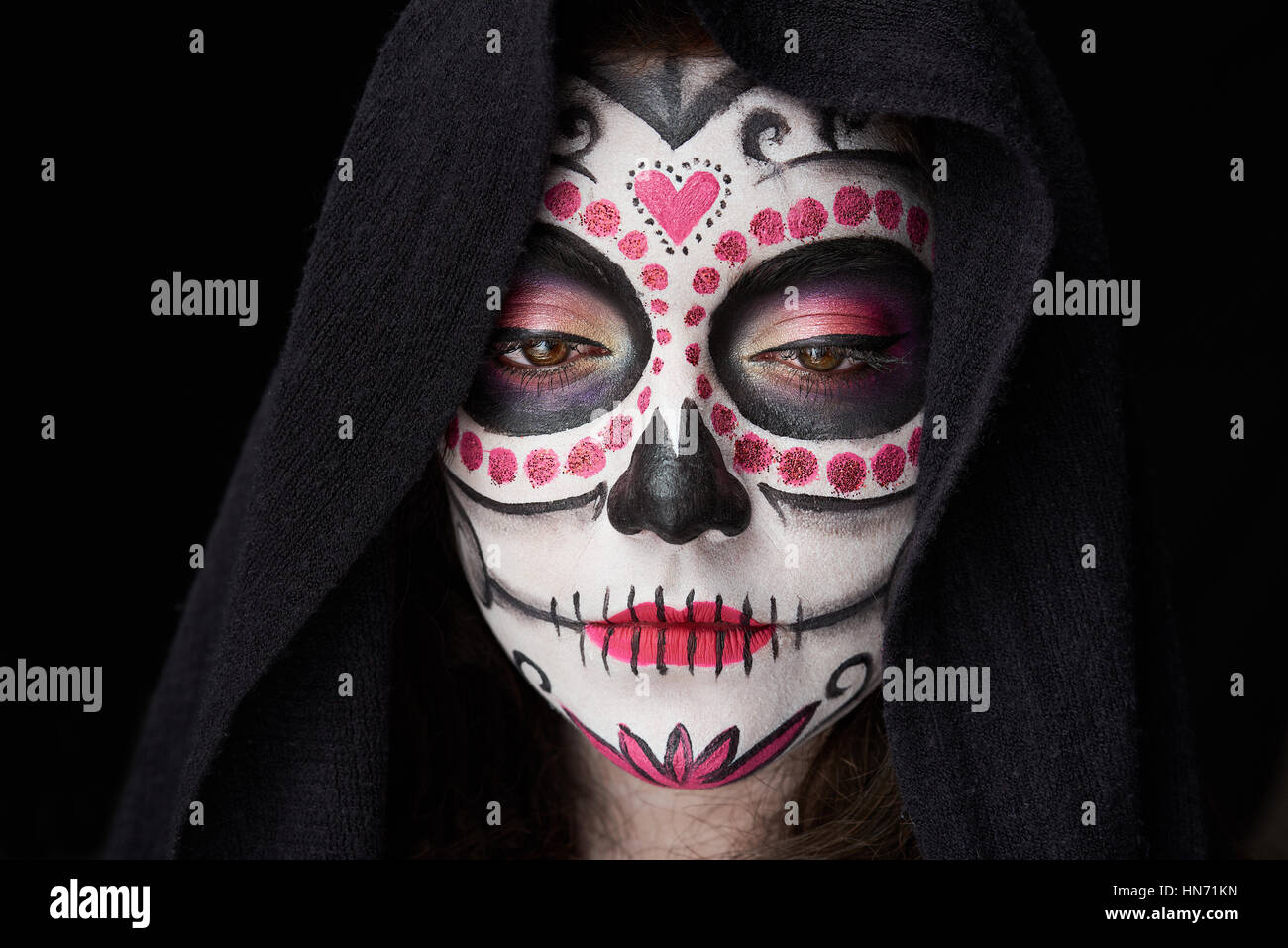 Nahaufnahme von blickte Catrina Schädel isoliert auf schwarz Stockfoto