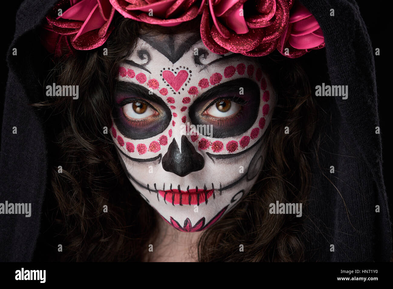 Nahaufnahme von Make-up-Totenkopf auf Gesicht der Frau mit Mantel  Stockfotografie - Alamy