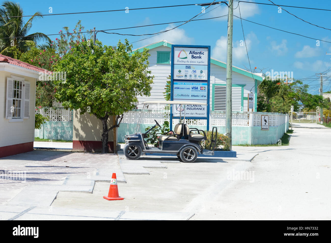 Caye Caulker, Belize – 24. März 2015: Tropische Insel mit weißem Sand, mit Menschen und Unternehmen ist an einem sonnigen Tag am 24. März, 20 gesehen Stockfoto