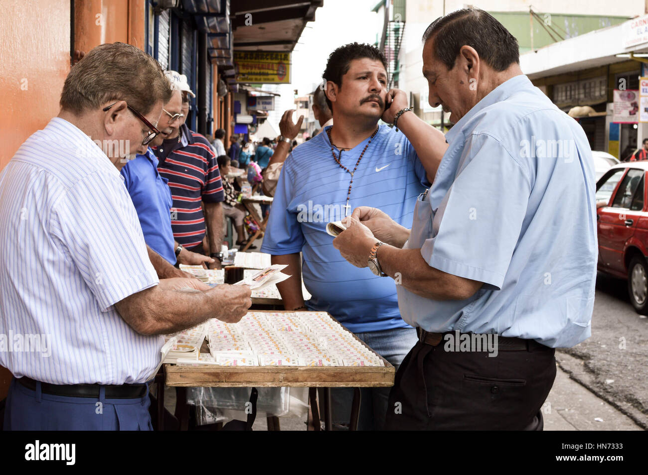 San Jose, Costa Rica - 18. August 2015: Mann kaufen Lotterielose in den Straßen von San Jose in Costa Rica, Mittelamerika Stockfoto